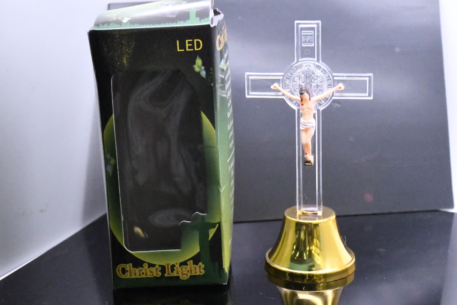 少量现货，15CM高 带灯塑料十字架摆台摆件（纽扣电池）